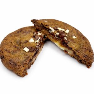 Cookie Americano de Chocolate 50% Cacau Recheado de Casadinho de Ninho e Brigadeiro Belga de Chocolate
